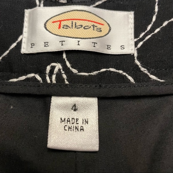 Talbots Petite Black and White Floral Capris. Size 4 - Picture 4 of 6